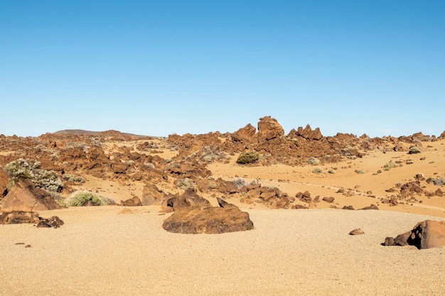 澄んだ空と石の砂漠