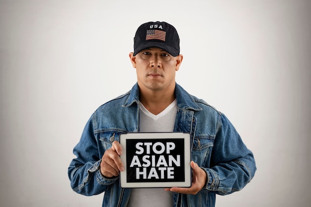 Остановите азиатскую концепцию с мужчиной в шляпе