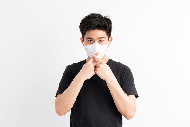 Civid-19, 안면 마스크를 착용 한 아시아 남자, 코로나 바이러스 발생 중지를위한 손 제스처 중지