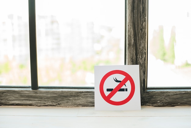 Бесплатное фото Бросить курить знак на подоконнике