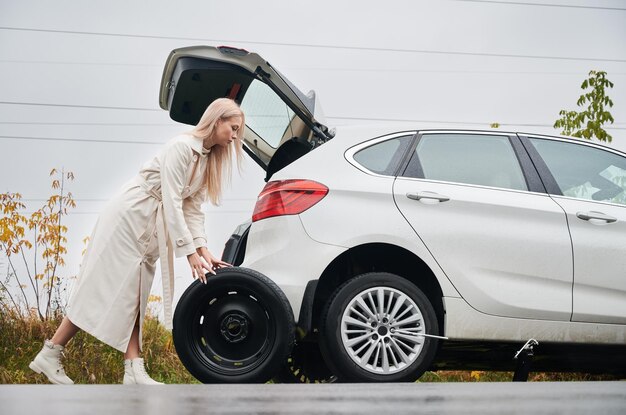 道端でパンクした車のタイヤで白い車を止めた