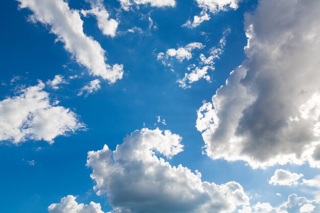 青空の背景と嵐の雲