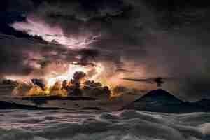 Бесплатное фото Буря в море с солнцем появляется за облаками