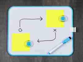 Бесплатное фото Концепция стратегии с бумага для заметок, доска, ручка на сером фоне вид сверху. горизонтальное изображение