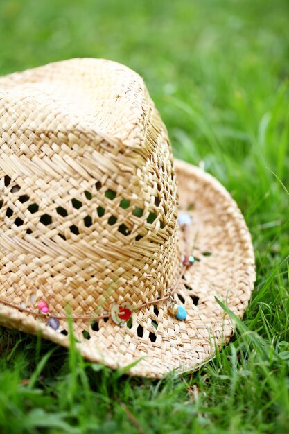Соломенная шляпа на траве
