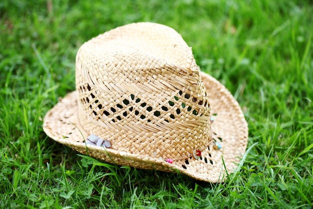 Соломенная шляпа на траве