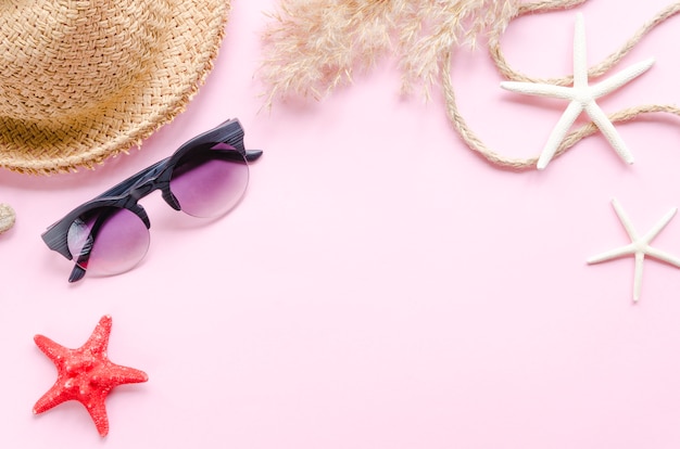 Straw hat with sunglasses and sea stars 