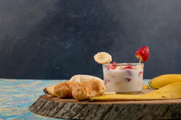 Fragole in crema servite con banana e pasta sfoglia