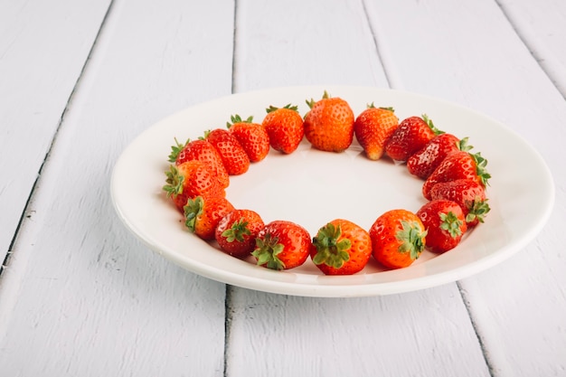 Free photo strawberries on plate