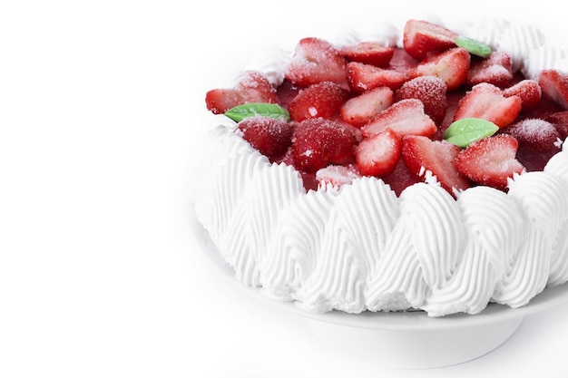 Клубничный торт со сливками, изолированные на белом фоне. Копировать пространство
