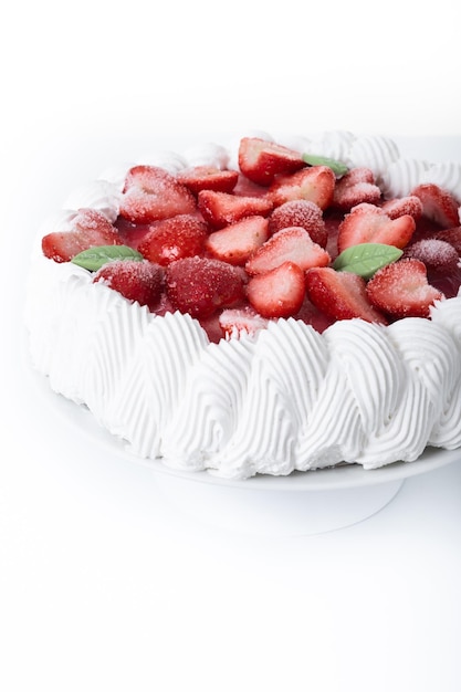 白い背景にクリームを隔離したストロベリーケーキ