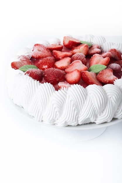 Foto gratuita torta di fragole con crema isolato su sfondo bianco