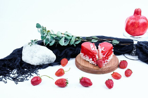 심장 모양의 딸기 치즈 케이크.