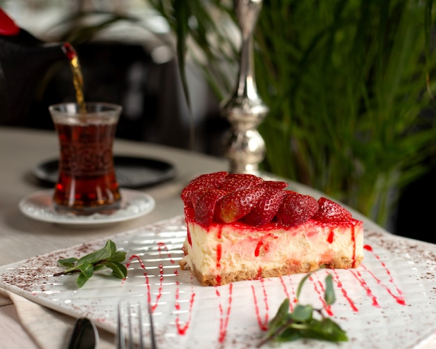 Foto gratuita cheesecake alla fragola con fragole in cima