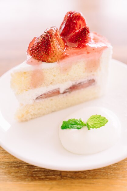 Strawberry cream cake