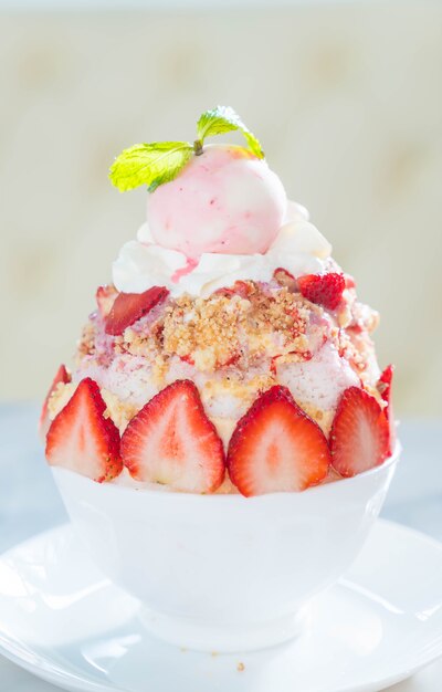 strawberry crumble bingsu