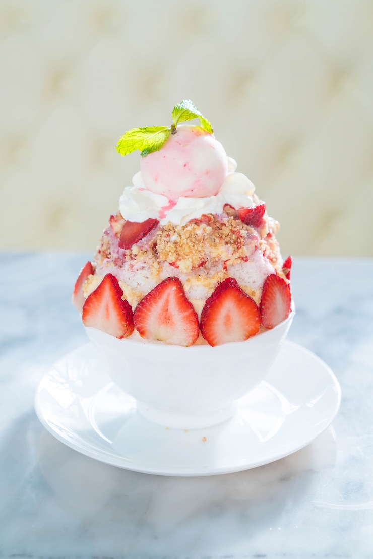 Free Photo strawberry crumble bingsu