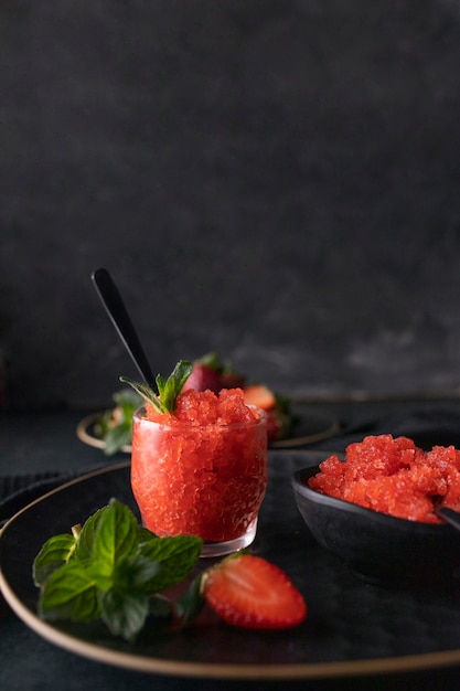 Foto gratuita dessert di granita alla fragola con angolo alto di menta