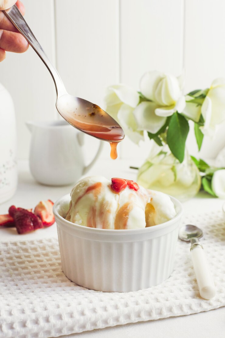 Free Photo strawberry ice cream dessert spoonful