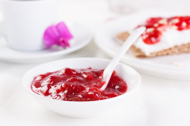 Free photo strawberry jam on a plate