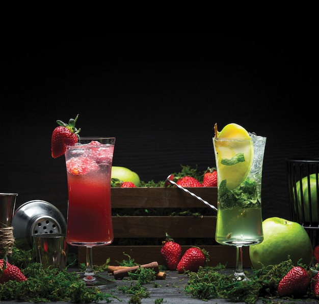 Free photo strawberry and lemon mojito drinks