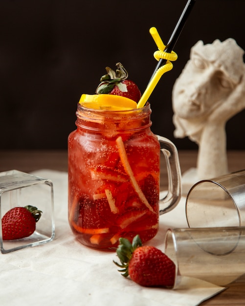 Limonata alla fragola con scorza d'arancia vista laterale