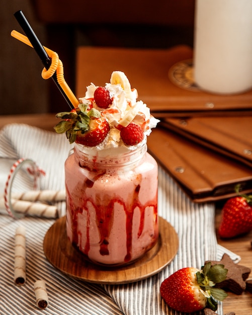 Free photo strawberry milkshake with whipped cream and strawberries