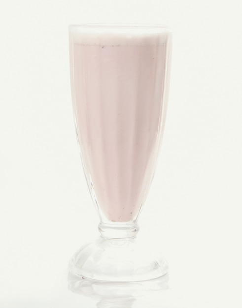 клубничный молочный коктейль