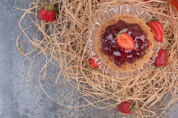 Free photo strawberry pastry with strawberries on marble surface