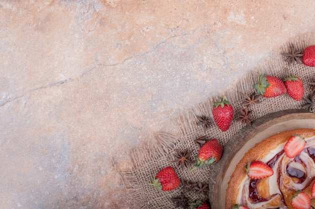 Free photo strawberry pie with anise flavour on piece of burlap.