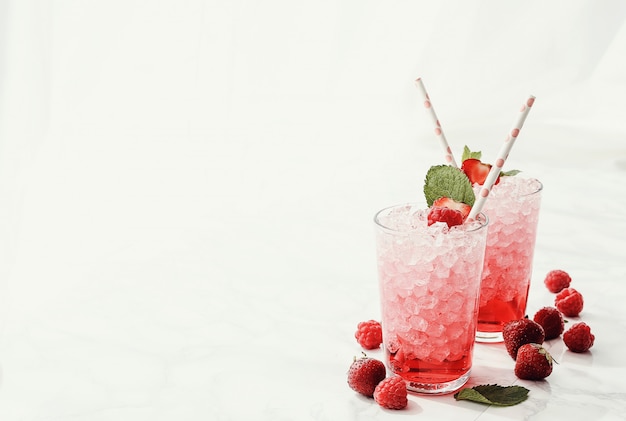 Free photo strawberry and raspberry cocktails