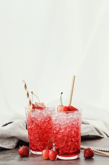 Free photo strawberry and raspberry cocktails