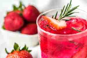 Foto gratuita ricetta d'acqua infusa di rosmarino alle fragole