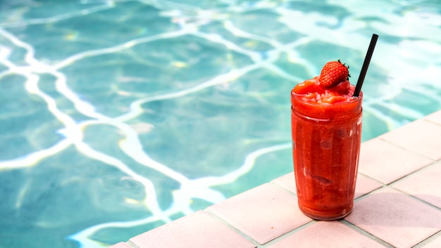 Foto gratuita frullato di fragole a bordo piscina