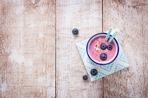 Foto gratuita smoothie della fragola con mirtilli