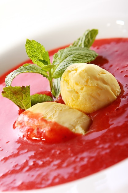천연 아이스크림과 민트 딸기 수프