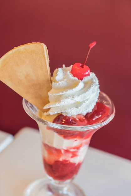 Free photo strawberry sundae