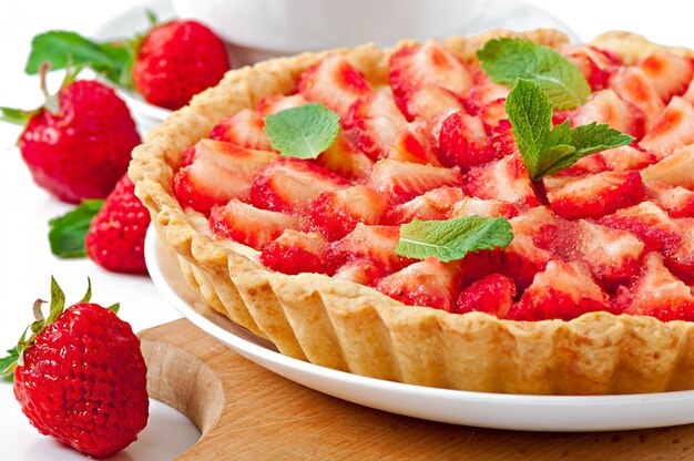 Free photo strawberry tart with custard