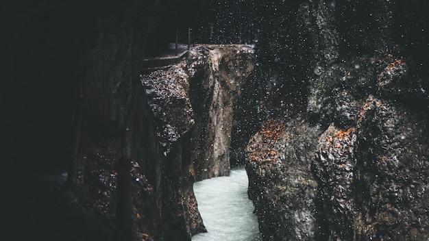 Free photo stream flowing through rocky formations