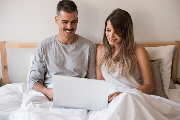 Free photo streaming concept with couple on bed