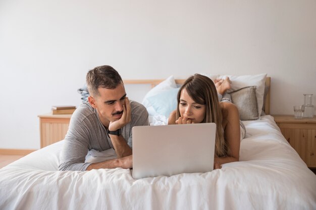 Free photo streaming concept with couple on bed