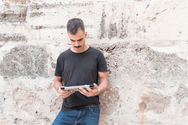 Free photo streaming concept with man leaning against wall