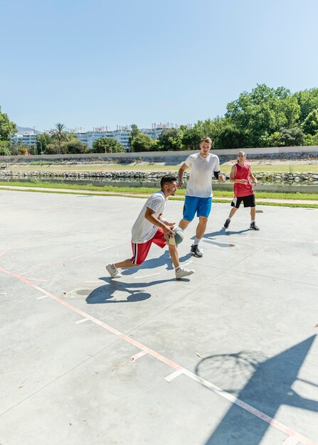 屋外のコートの通りのバスケットボール選手