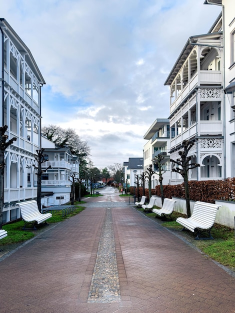 Бесплатное фото Улица между красивыми белыми домами жилого района