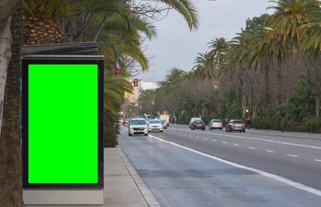 녹색 화면이있는 거리 빌보드 사인, 야외 빌보드 광고 모의