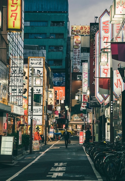 看板や人が集まる街の通り