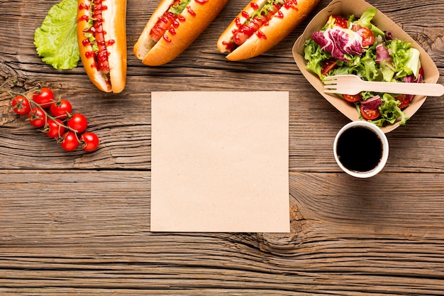 Foto gratuita accordo di cibo di strada con carta bianca