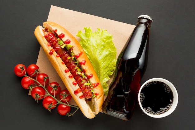 Foto gratuita hot dog e soda dell'alimento della via