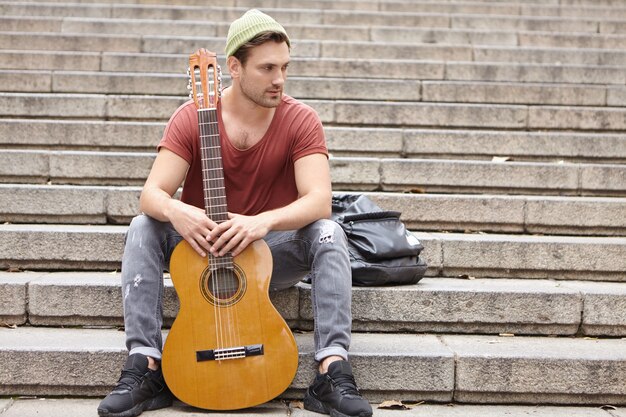 Уличный музыкант и его гитара