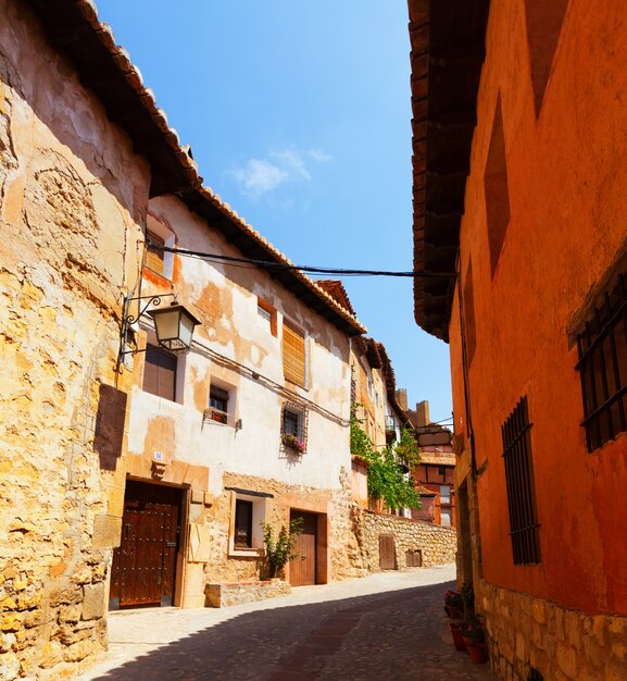 夏の古いスペインの町の通り